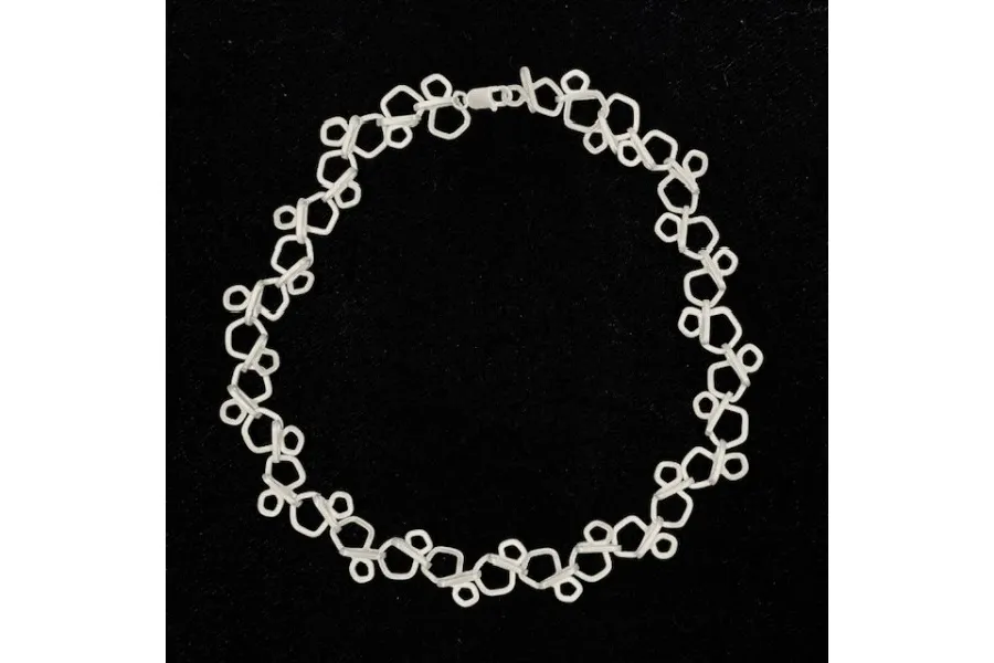 obrazek 1 Luksusowy srebrny naszyjnik w małe pięciokąty - idealny na prezent z okazji rocznicy