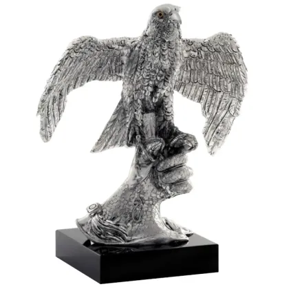 Zdjęcie Zjawiskowa figurka z orłem na dłoni