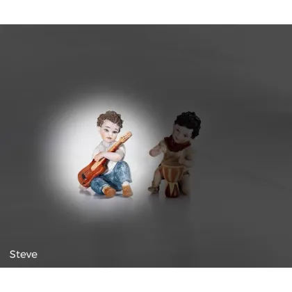 Zdjęcie Figurka młodego chłopca grającego na gitarze - Sibania