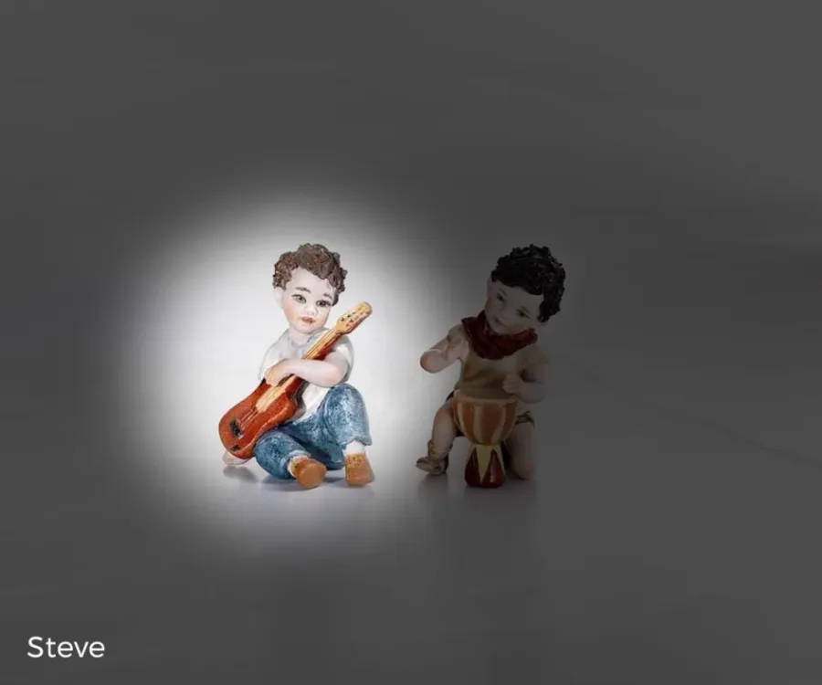 obrazek 1 Figurka młodego chłopca grającego na gitarze - Sibania