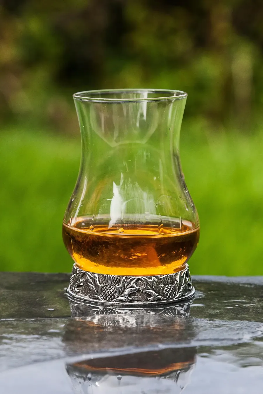 obrazek 3 Szklanka do degustacji whisky z podstawą zdobioną ostem – wyjątkowy prezent