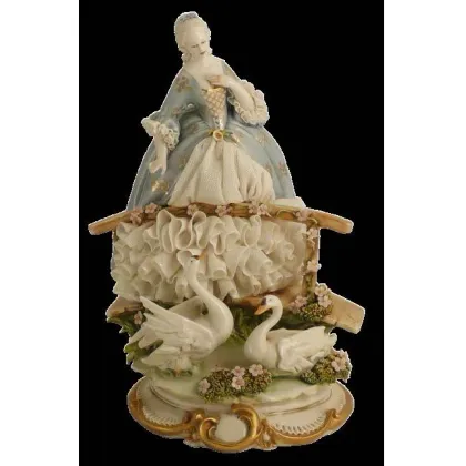 Zdjęcie Ozdoba do salonu - porcelanowa figurka kobiety w parku