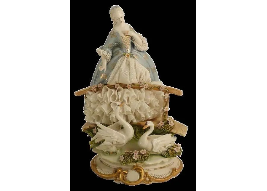obrazek 1 Ozdoba do salonu - porcelanowa figurka kobiety w parku