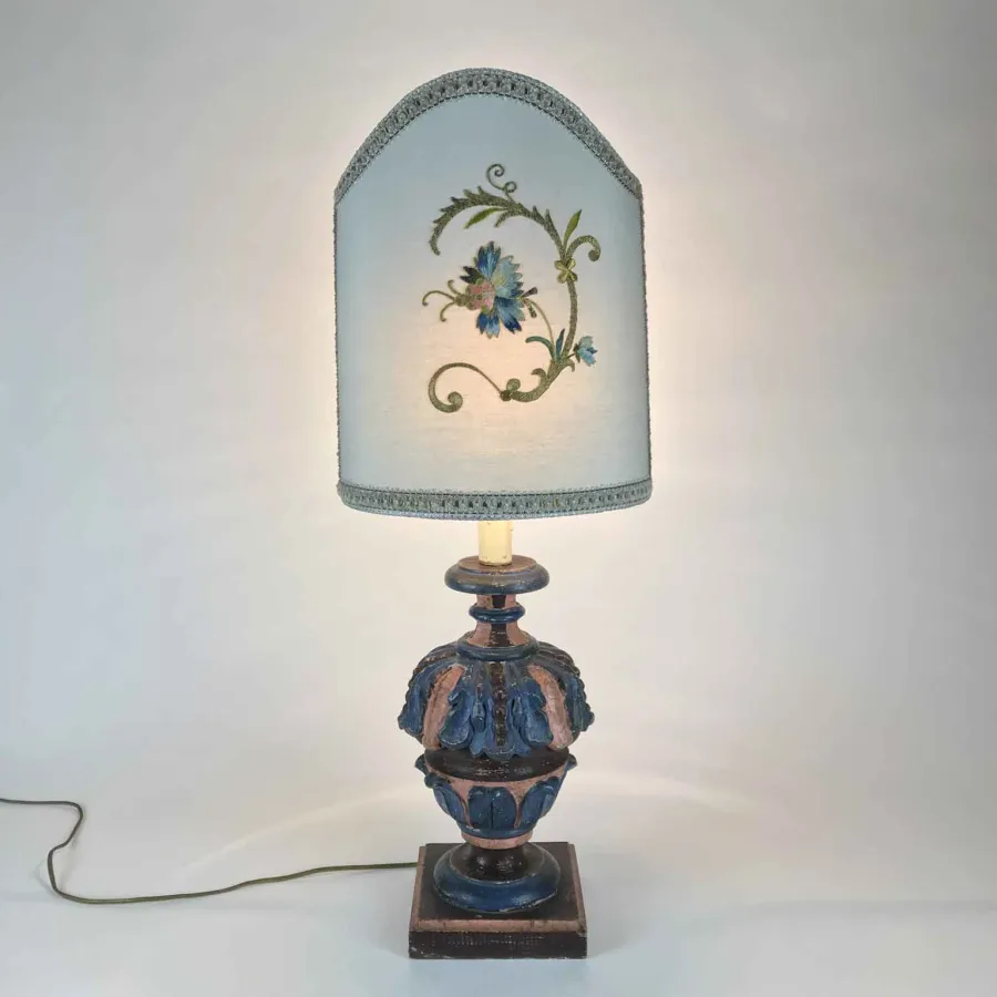 obrazek 2 Para lamp do salonu z antycznymi haftami, wykonanymi z dwóch rzeźbionych drewnianych wazonów