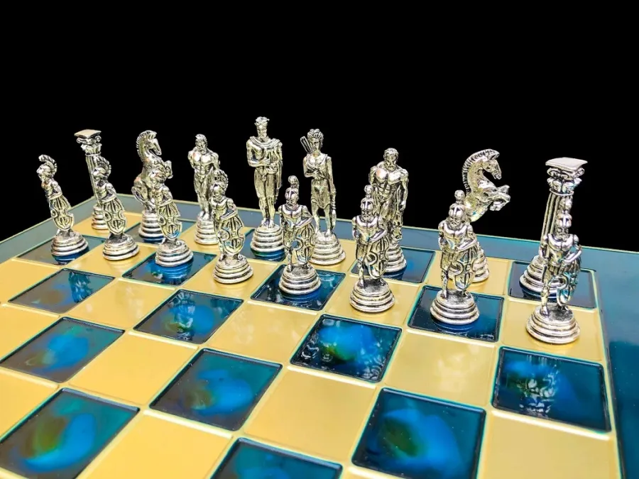 obrazek 6 Stylowy zestaw szachowy z motywem greckim idealny na prezent - The Chess Empire