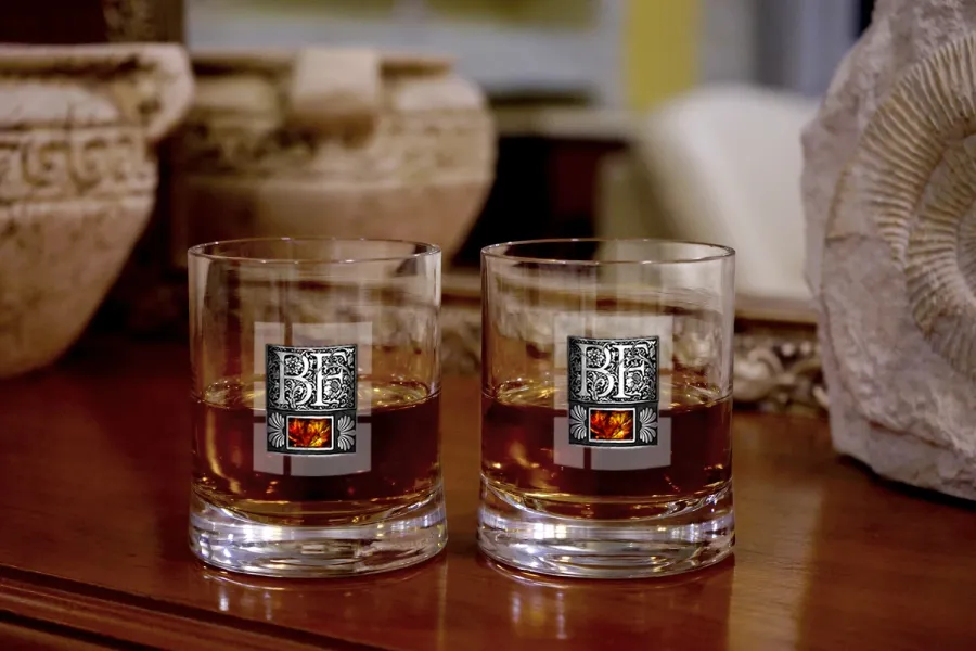obrazek 3 Karafka oraz dwie szklanki do whisky bursztyn z inicjałami BF