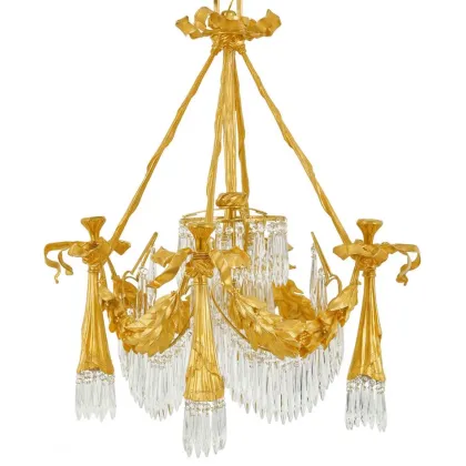 Zdjęcie Piękny złoty żyrandol z kryształowymi zawieszkami