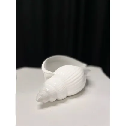 Picture A small white shell-shaped dish for serving dishes or a container for cosmetics - Le Ceramiche