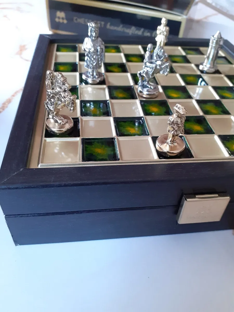 obrazek 6 Cudowny upominek w postaci kompletu szachowego z zieloną szachownicą