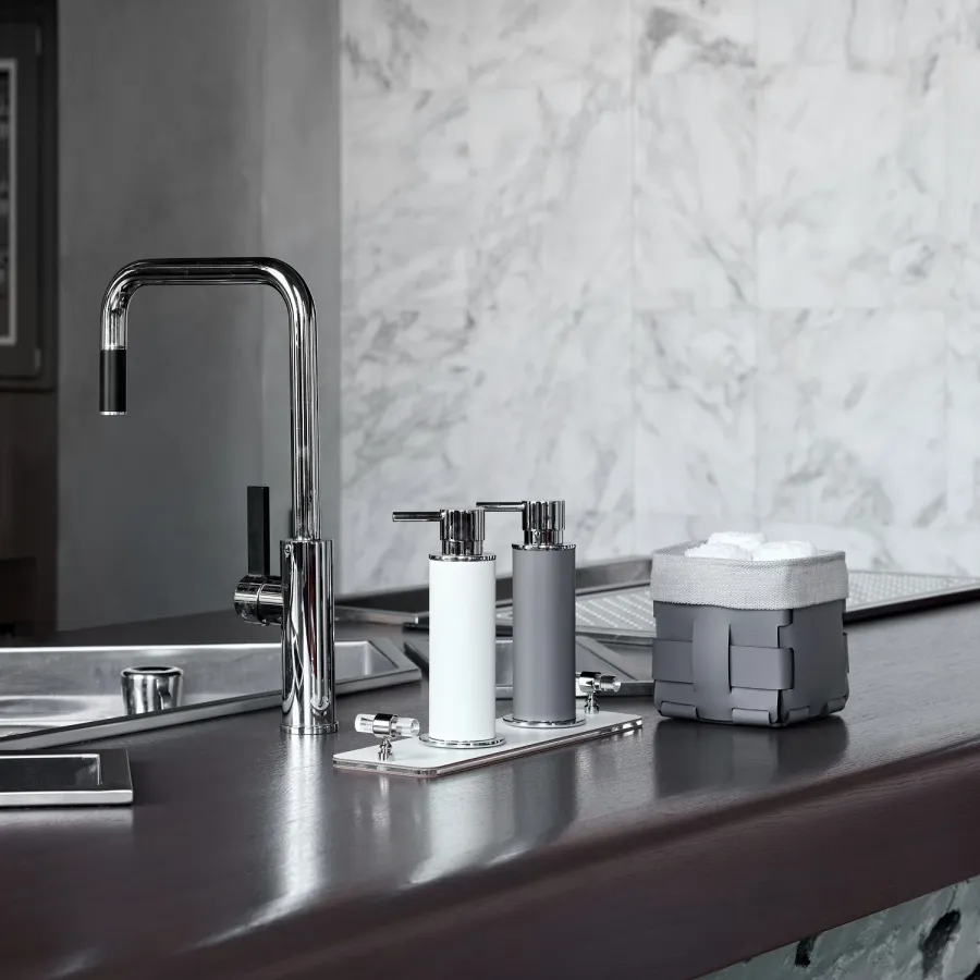 obrazek 2 Chromowany dozownik Ø7xH19 cm ze skórzanym wykończeniem w kolorze szarości