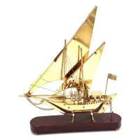 Zdjęcie Okręt mosiężny na podstawie drewnianej