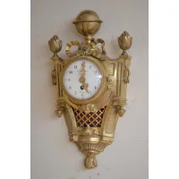 Zdjęcie Drobny kontynentalny, pozłacany metalowy zegar ścienny o małych proporcjach - antyk