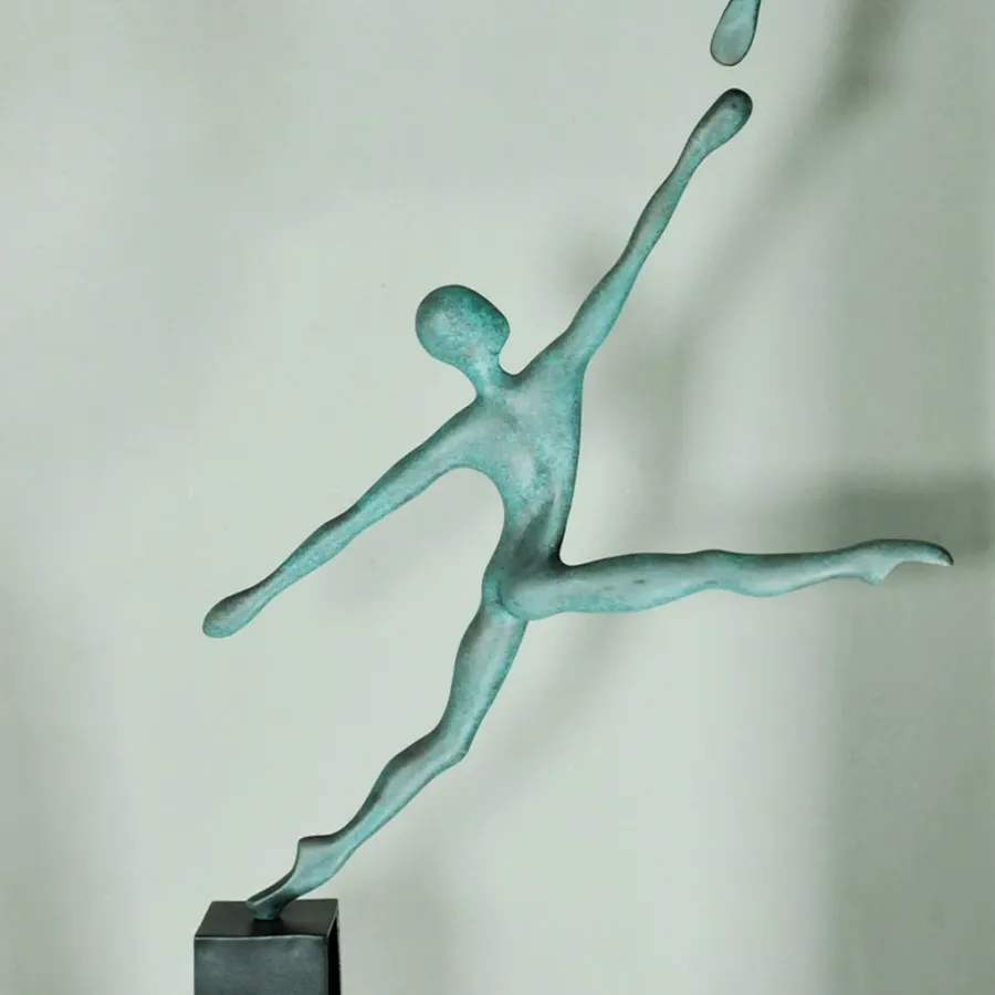 obrazek 4 Współczesna rzeźba z mosiądzu jako akcent dekoracyjny do domu