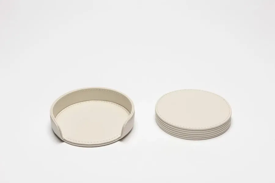 obrazek 2 Wyjątkowy zestaw skórzanych podkładek w kolorze białym - do jadalni