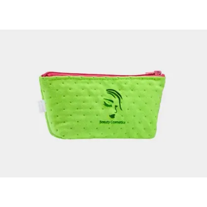 Zdjęcie Piękna kosmetyczka z logo firmowym