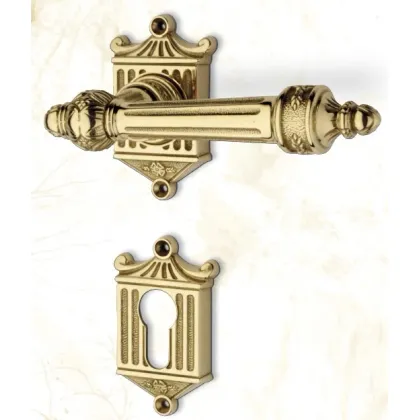 Zdjęcie Stylowa klamka drzwiowa na zestawie rozet – Il Paralume Marina