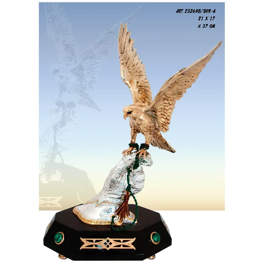 obrazek 1 Pozłacana figura orła z roztwartymi skrzydłami
