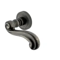 Zdjęcie Unikatowa klamka Plaza z dolną rozetą na klucz