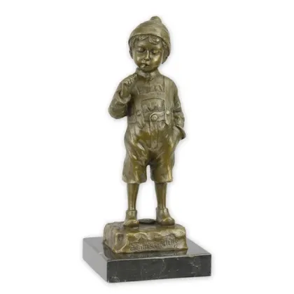 Zdjęcie Stylowa rzeźba przedstawiająca młodego palacza z brązu