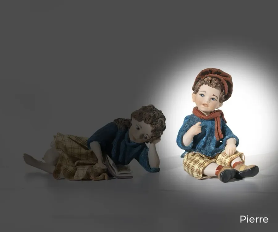 obrazek 1 Porcelanowa figurka małego chłopca w jesiennych ubraniach - Sibania