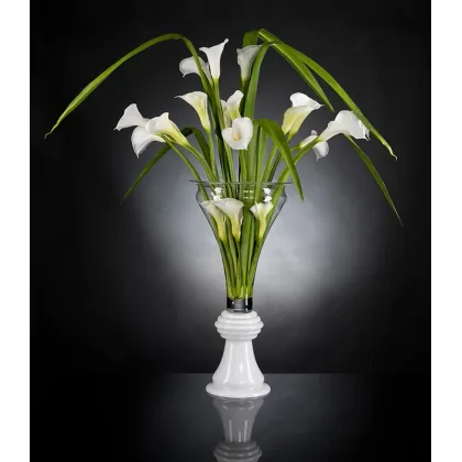 Picture Glass vase with a flower arrangement for the dining room