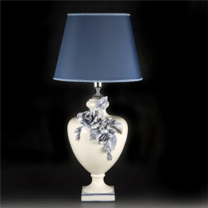 Zdjęcie Niepowtarzalna lampa na biurko zdobiona kwiatem piwonii