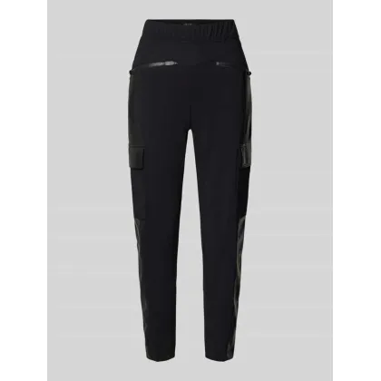 Zdjęcie Spodnie materiałowe o kroju slim fit z kieszeniami zapinanymi na zamek błyskawiczny