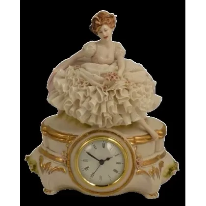 Zdjęcie Piękny zegar z młodą damą