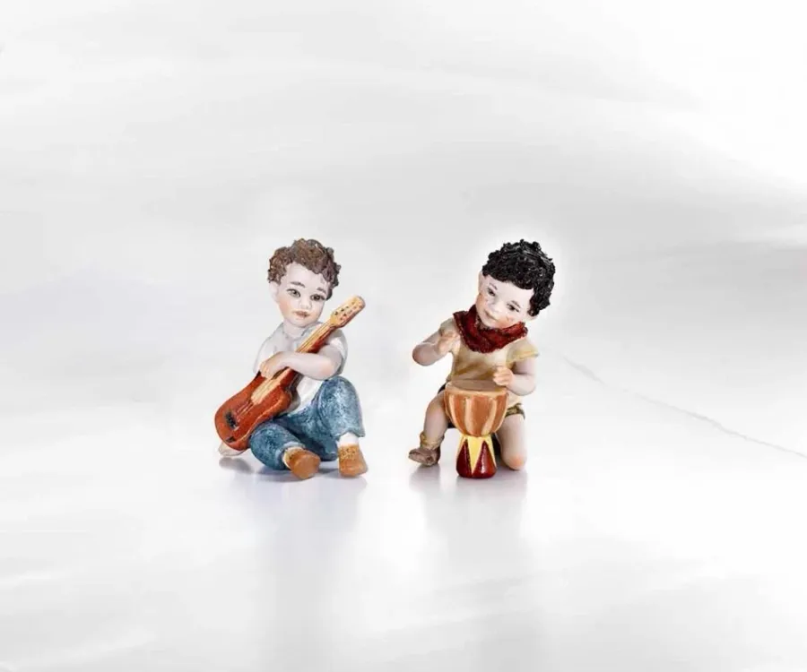 obrazek 2 Figurka chłopczyka grającego na bongo - Drum