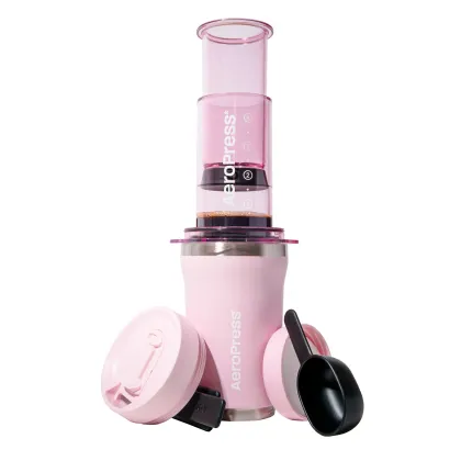 Zdjęcie AeroPress Go Plus - Zaparzacz do kawy z kubkiem termicznym różowy AEROPRESS
