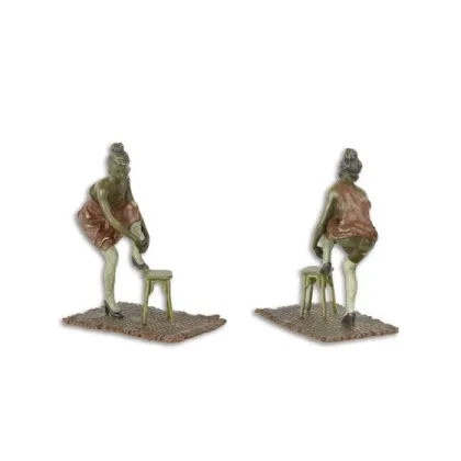 Zdjęcie Luksusowa rzeźba kobiety nakładającej rajstopy wykonana z brązu