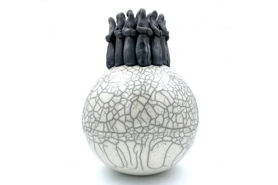 obrazek 1 Luksusowa figurka ceramiczna "Świat należy do wszystkich" - wyjątkowy prezent z okazji rocznicy