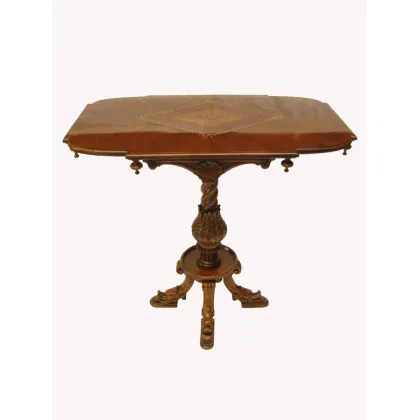 Zdjęcie Odrestaurowany stolik kawowy z prostokątnym blatem z profilowaną krawędzią