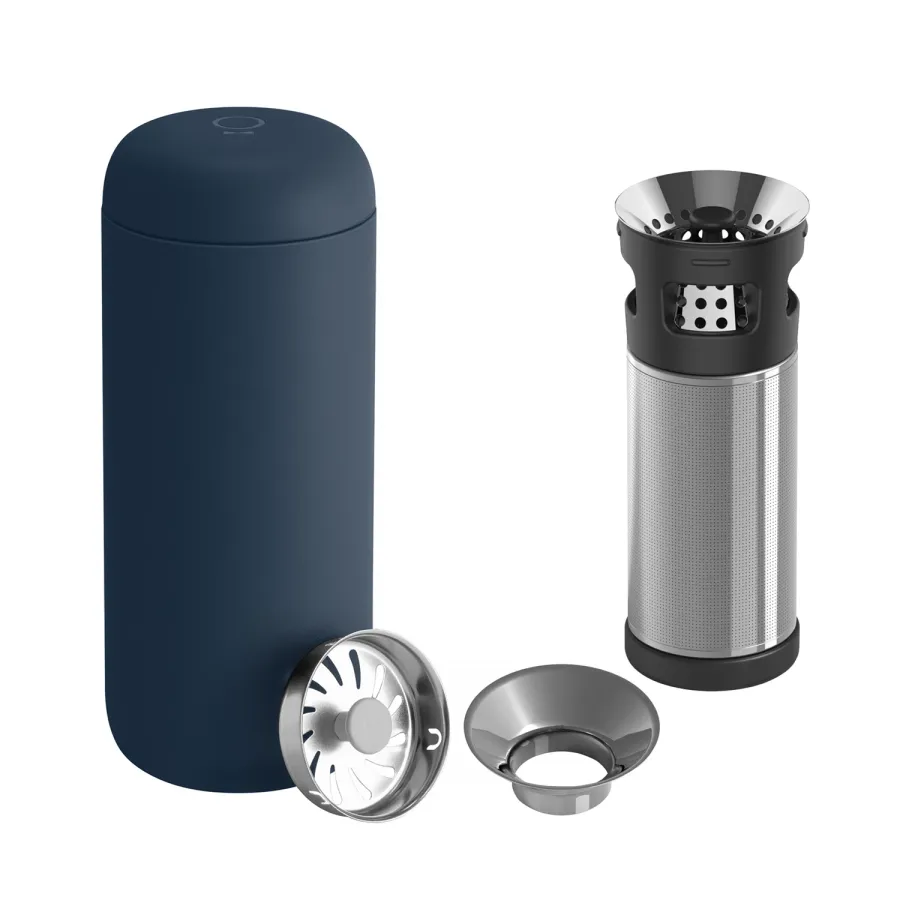 obrazek 1 Fellow - Carter Infuser Set - Kubek Carter Move Mug Granatowy 473 ml + Zaparzacz Carter Infuser FELLOW