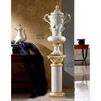 Picture A prestigious vase with a column