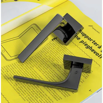 Zdjęcie Czarna klamka RobocinqueS z kwadratowym szyldem do drzwi