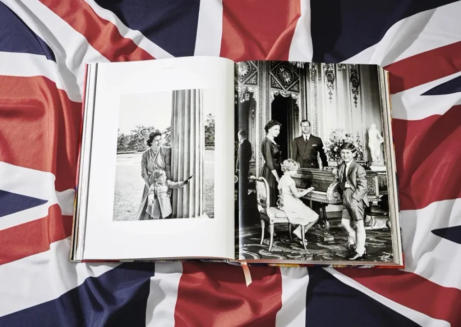 obrazek 5 Książka Her Majesty, Vivienne Westwood Edition No. 1–500, Harry Benson ‘Royal Greeting’ - Taschen