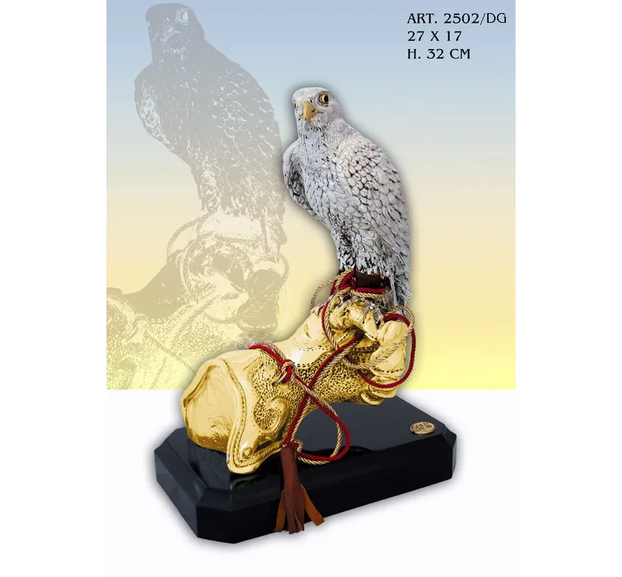 obrazek 1 Biały orzeł siedzący na dłoni