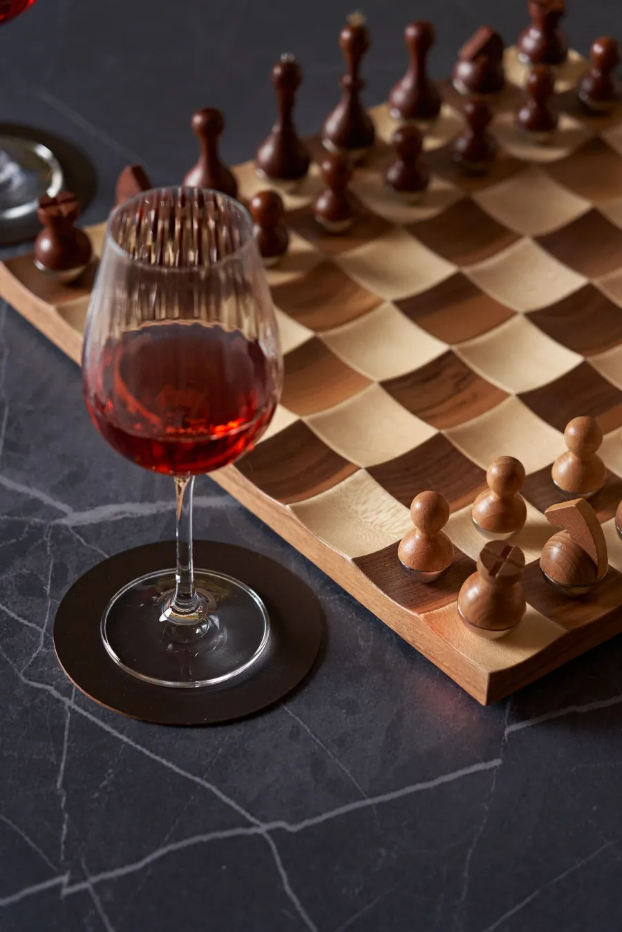 obrazek 4 Okrągła skórzana podkładka pod kieliszki Ø12 cm w kolorze cappuccino i czekoladowym