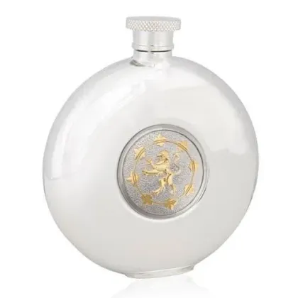 Zdjęcie Prezent na szczególną okazję - okrągła piersiówka na alkohol zdobiona złotym motywem lwa