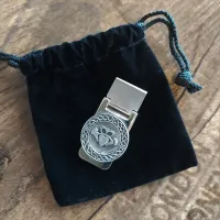 Zdjęcie Stylowy irlandzki klips do pieniędzy zdobiony motywem Claddagh