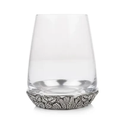 Zdjęcie Szklanka do napoju z podstawą z pewteru zdobiona motywem chmielu i jęczmienia – prezent dla wyjątkowej osoby