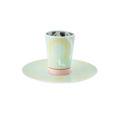 Zdjęcie Stylowa porcelanowa filiżanka do kawy z podstawką
