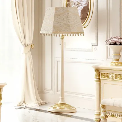 Zdjęcie Piękna rzeźbiona lampa stojąca z orzecha