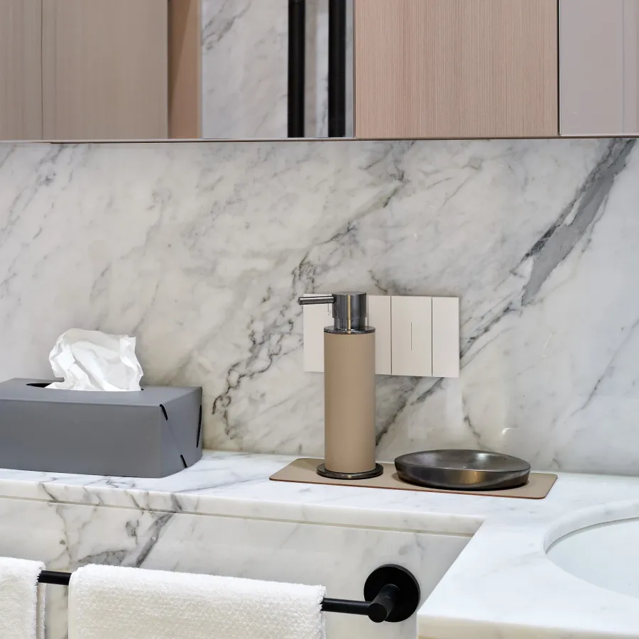 obrazek 2 Chromowany dozownik Ø7xH19 cm ze skórzanym wykończeniem w kolorze cappuccino