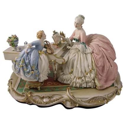 Zdjęcie Włoska porcelanowa figurka kobiet przy fortepianie