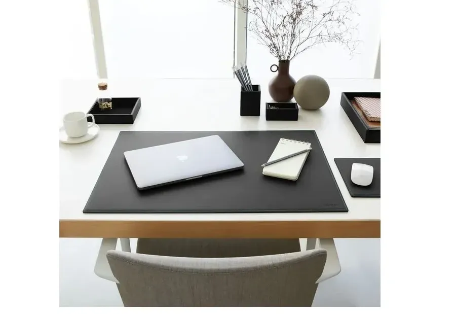 obrazek 2 Czarna skórzana podkładka 90x60 cm z grawerem