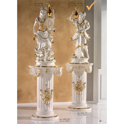 Zdjęcie Ceramiczna kobieta z dzbankiem
