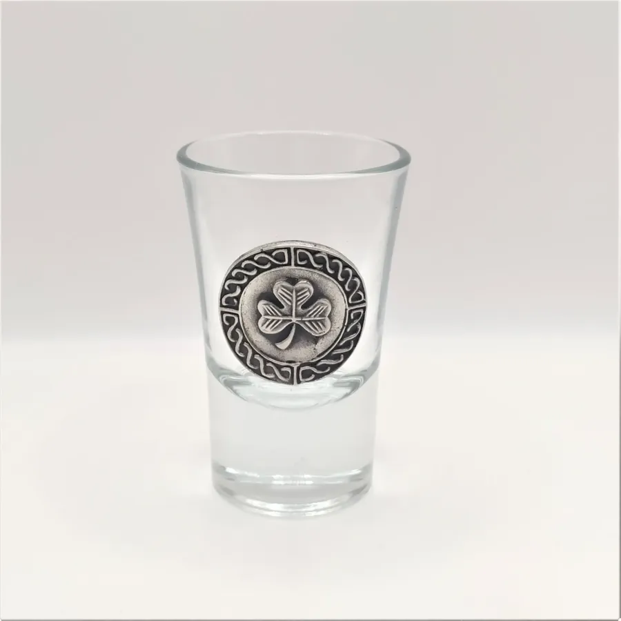 obrazek 1 Kieliszek na alkohol z cynowym zdobieniem z irlandzką koniczyną