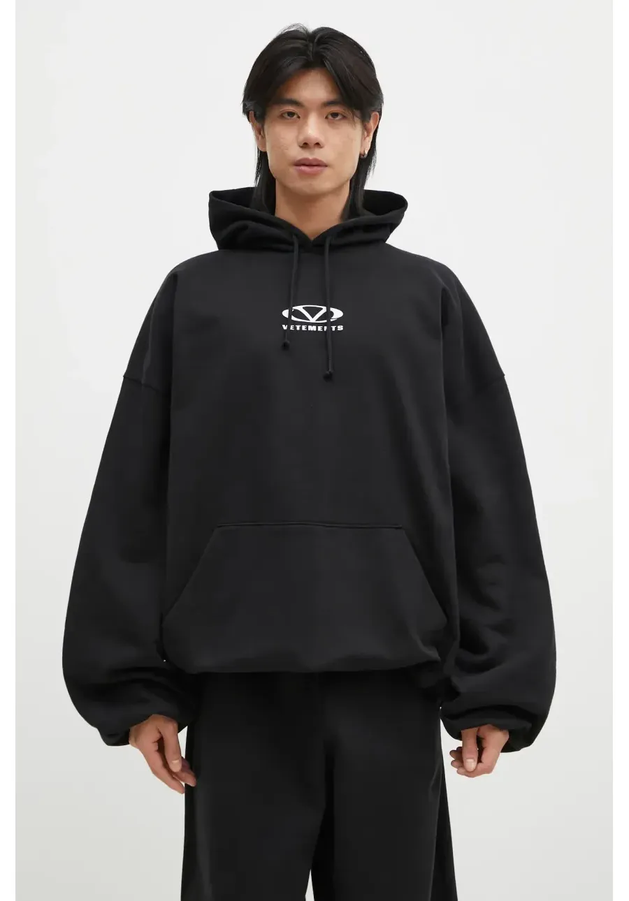 obrazek 1 VETEMENTS bluza Oval Logo Cropped Boxy kolor czarny z kapturem z nadrukiem UA66HD600BW